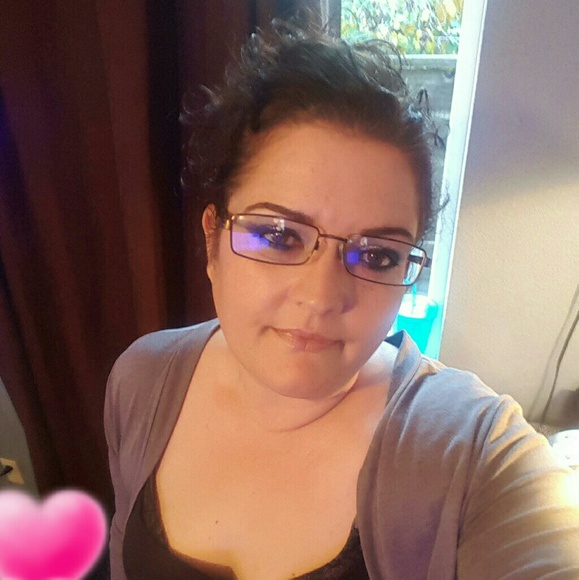 Meet your Posher, Melissa - Picture 2 of 5